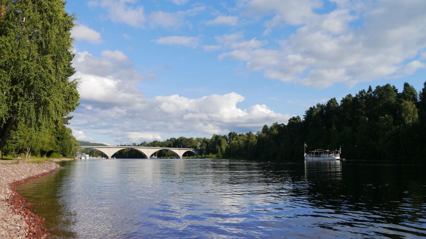 Spaziergang an der Uferpromenade von Leksand