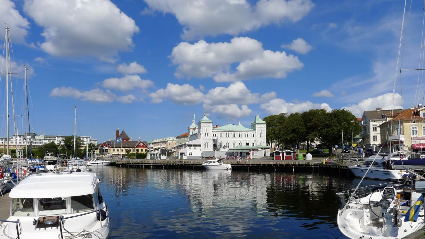 langer Spaziergang am Hafen von Strömstad