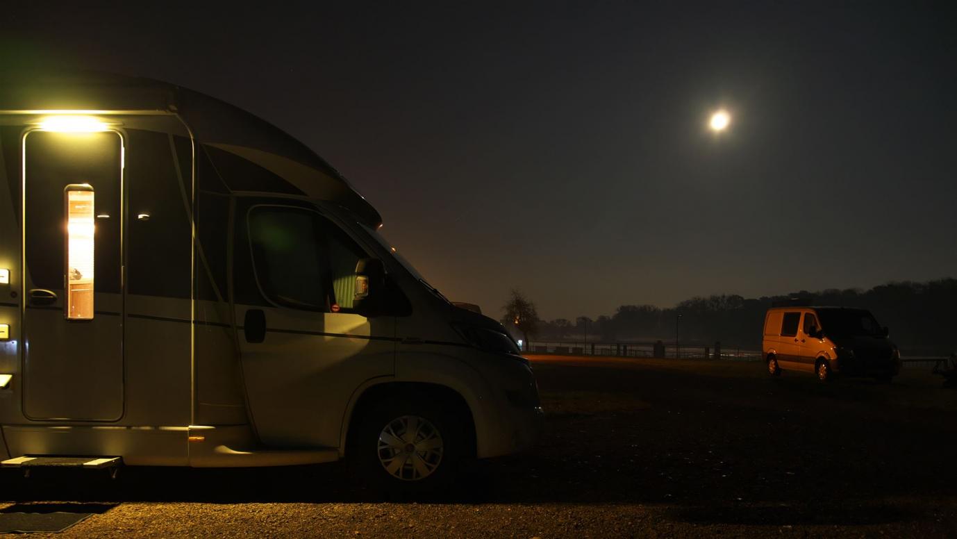 Mond über der "Marina Coswig"