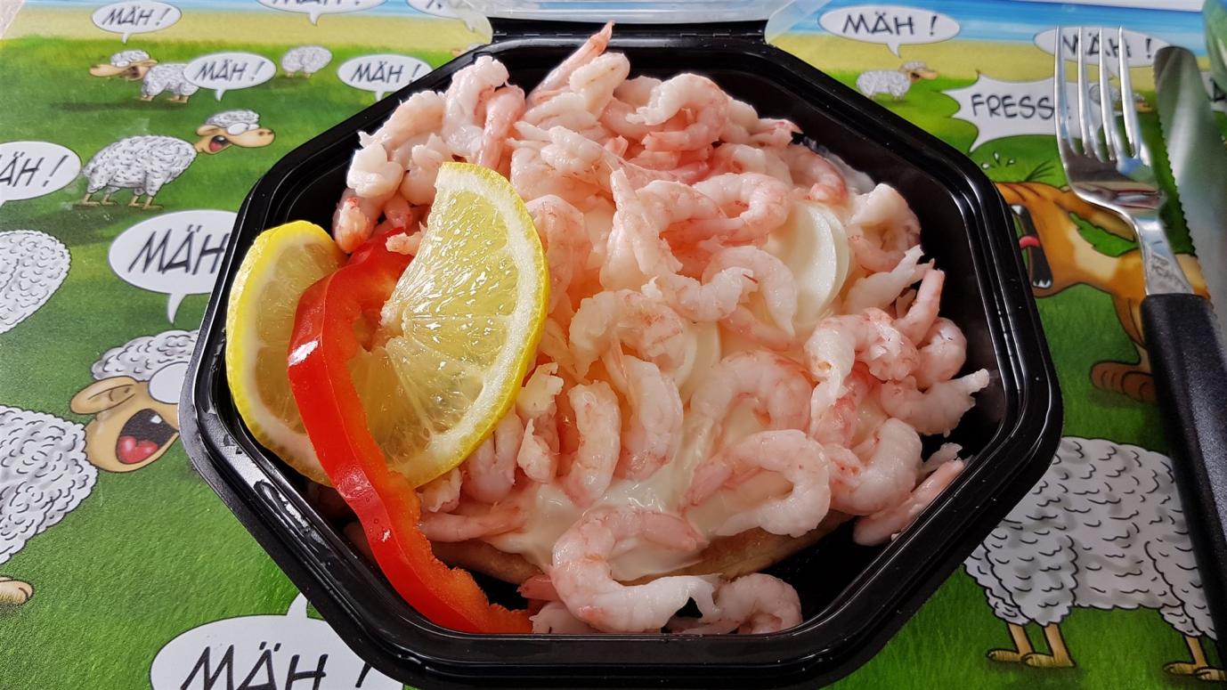 Stärkung im kleinen Yachthafen