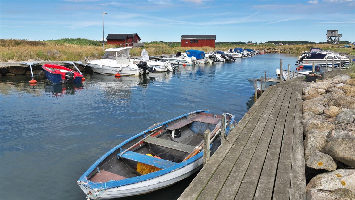 Spaziergang an dem kleinen Hafen