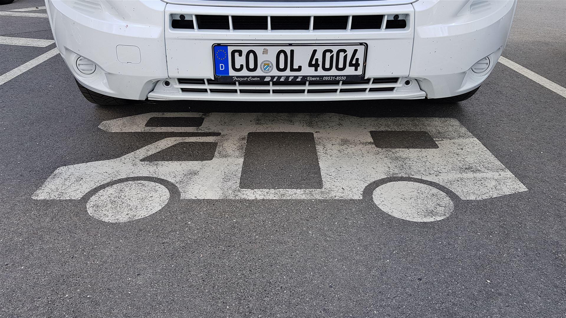 Parkplatz am „Karls Erlebnis-Dorf“