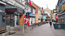 240326-20v Aalborg - ausgedehnter Stadtbummel, bekannte Kneipengasse 