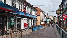 240326-21v Aalborg - ausgedehnter Stadtbummel, bekannte Kneipengasse 