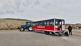 240328-02v Grenen (Skagen) - Fahrt mit dem Traktorbus zum Landsende und wieder zurück