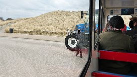 240328-03v Grenen (Skagen) - Fahrt mit dem Traktorbus zum Landsende und wieder zurück