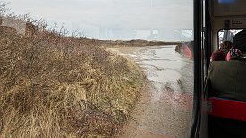 240328-07v Grenen (Skagen) - Fahrt mit dem Traktorbus zum Landsende und wieder zurück