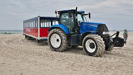 240328-18v Grenen (Skagen) - Fahrt mit dem Traktorbus zum Landsende und wieder zurück
