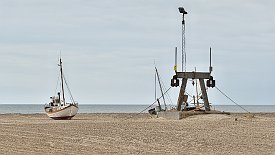 240329-04v Slettestrand - am Strand, der auch Hafen für die Fischerboote ist