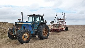 240329-05v Slettestrand - am Strand, der auch Hafen für die Fischerboote ist