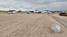 240329-06v Slettestrand - am Strand, der auch Hafen für die Fischerboote ist