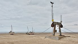 240329-07v Slettestrand - am Strand, der auch Hafen für die Fischerboote ist