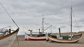 240329-08v Slettestrand - am Strand, der auch Hafen für die Fischerboote ist