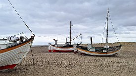 240329-09v Slettestrand - am Strand, der auch Hafen für die Fischerboote ist