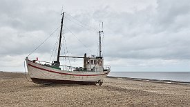240329-11v Slettestrand - am Strand, der auch Hafen für die Fischerboote ist