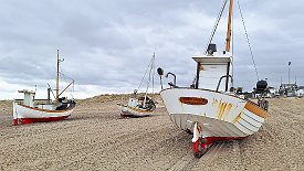 240329-12v Slettestrand - am Strand, der auch Hafen für die Fischerboote ist