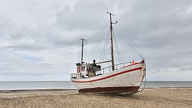 240329-15v Slettestrand - am Strand, der auch Hafen für die Fischerboote ist