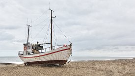 240329-19v Slettestrand - am Strand, der auch Hafen für die Fischerboote ist
