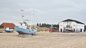 240329-20v Slettestrand - am Strand, der auch Hafen für die Fischerboote ist