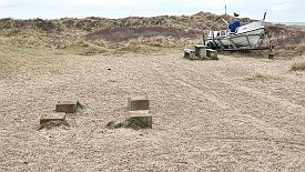 240329-21v Slettestrand - hier fehlt die mannshohe Krabbe ... Winterschlaf ???