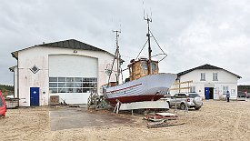 240329-23v Slettestrand - am Strand, der auch Hafen für die Fischerboote ist