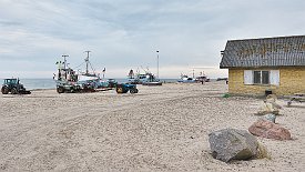 240330-003v Thorup Strand - auch hier: Schiffe an Land gezogen, weil ein Hafen zu aufwendig, zu teuer