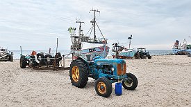 240330-004v Thorup Strand - auch hier: Schiffe an Land gezogen, weil ein Hafen zu aufwendig, zu teuer