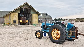 240330-006v Thorup Strand - auch hier: Schiffe an Land gezogen, weil ein Hafen zu aufwendig, zu teuer