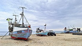 240330-008v Thorup Strand - auch hier: Schiffe an Land gezogen, weil ein Hafen zu aufwendig, zu teuer