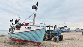 240330-009v Thorup Strand - auch hier: Schiffe an Land gezogen, weil ein Hafen zu aufwendig, zu teuer