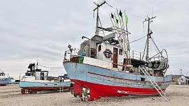 240330-011v Thorup Strand - auch hier: Schiffe an Land gezogen, weil ein Hafen zu aufwendig, zu teuer