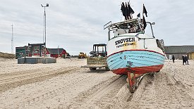 240330-012v Thorup Strand - auch hier: Schiffe an Land gezogen, weil ein Hafen zu aufwendig, zu teuer