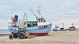 240330-015v Thorup Strand - auch hier: Schiffe an Land gezogen, weil ein Hafen zu aufwendig, zu teuer