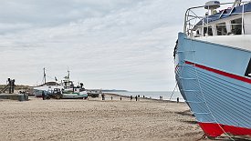 240330-017v Thorup Strand - auch hier: Schiffe an Land gezogen, weil ein Hafen zu aufwendig, zu teuer