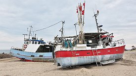240330-019v Thorup Strand - auch hier: Schiffe an Land gezogen, weil ein Hafen zu aufwendig, zu teuer