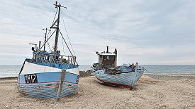 240330-020v Thorup Strand - auch hier: Schiffe an Land gezogen, weil ein Hafen zu aufwendig, zu teuer