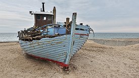 240330-022v Thorup Strand - auch hier: Schiffe an Land gezogen, weil ein Hafen zu aufwendig, zu teuer