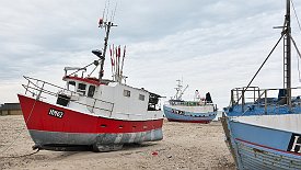 240330-023v Thorup Strand - auch hier: Schiffe an Land gezogen, weil ein Hafen zu aufwendig, zu teuer