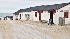 240331-023v Stenbjerg - Spaziergang am alten Hafen, Boote wurden durch Sturm zerstört ...