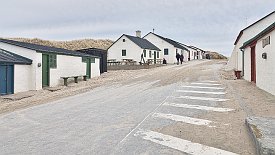 240331-037v Stenbjerg - Spaziergang am alten Hafen, Boote wurden durch Sturm zerstört ...