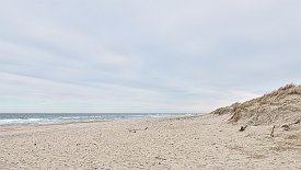240331-039v Stenbjerg - Spaziergang am alten Hafen, Boote wurden durch Sturm zerstört ...