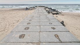 240331-049v Stenbjerg - Spaziergang am alten Hafen, Boote wurden durch Sturm zerstört ...