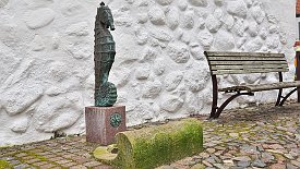 240401-09v Lemvig - Stadtbummel am Ostermontag ... Seepferdchen als Brunnen