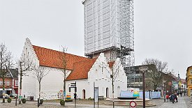 240401-13v Lemvig - Stadtbummel am Ostermontag ... Blick zur Kirche