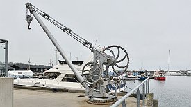 240401-20v Lemvig - Stadtbummel am Ostermontag ... hier am Hafen entlang, Kran aus Århus