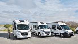 240403-17v Insel Rømø - Einkaufsmeile Lakolk, am Parkplatz