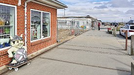 240403-26v Insel Rømø - Einkaufsmeile Lakolk, hier hat es letztes Jahr gebrannt ...