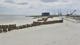 240523-012v Delfzijl - am Stadtstrand