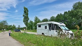 240526-01v Lauwersoog (NL) - Parkstreifen am Straßenrand
