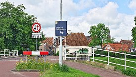 240527-07v Dokkum (NL) - auf dem Weg in die Stadt ...